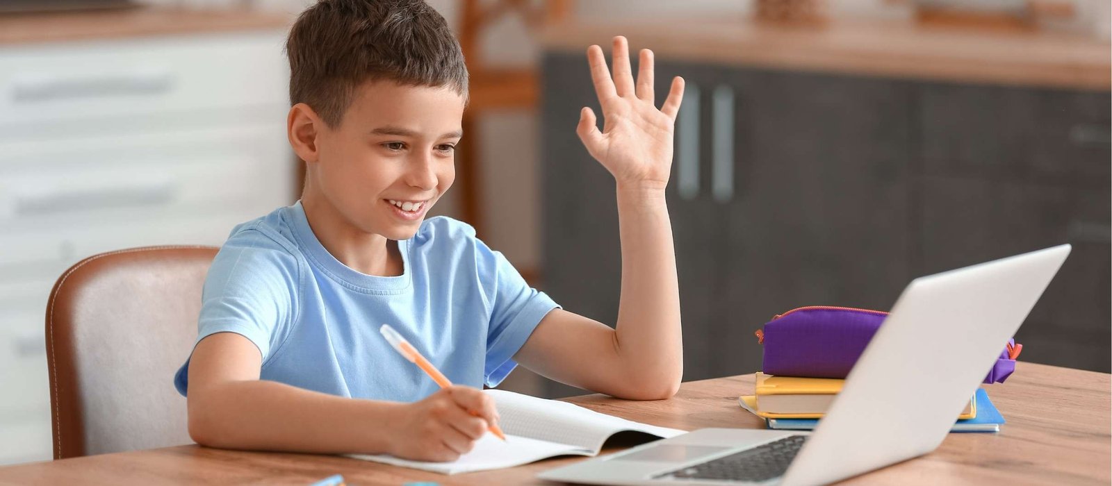 Kids Spanish ក្មេងប្រុសកំពុងរៀន spain language តាមអនឡាញ ដោយប្រើកុំព្យូទ័រ និងសៀវភៅកំណត់ចំណាំ។ spanish for kids